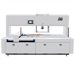 Mesin kosong dengan lengan robot